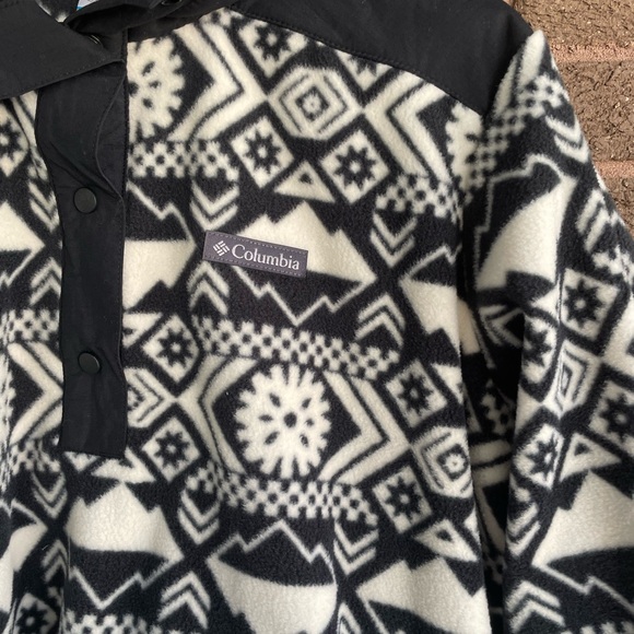 Columbia Women’s XL Black and White Aztec Geometric 1/4 Snap-Up Sweater - Picture 3 of 8